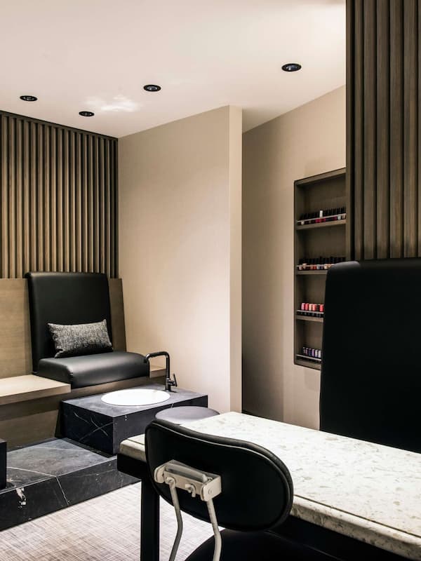Couples treatment rooms, hydrotherapy, aromatherapy, hot stone massages