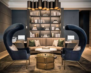Lobby - LondonHouse Chicago, Curio Collection by Hilton (Chicago)