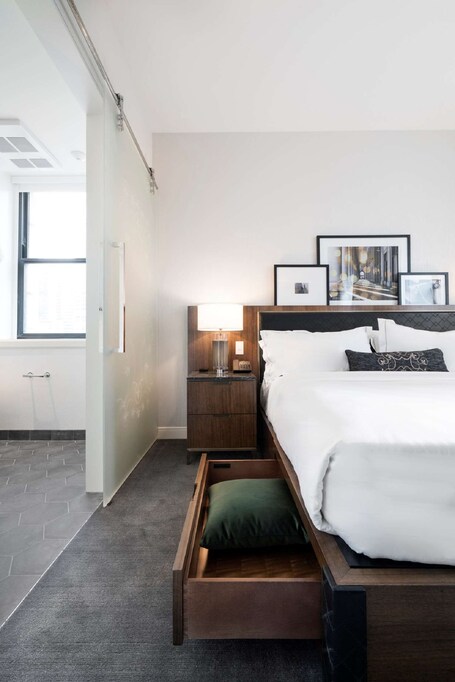 LondonHouse Chicago, Curio Collection by Hilton - Image 80