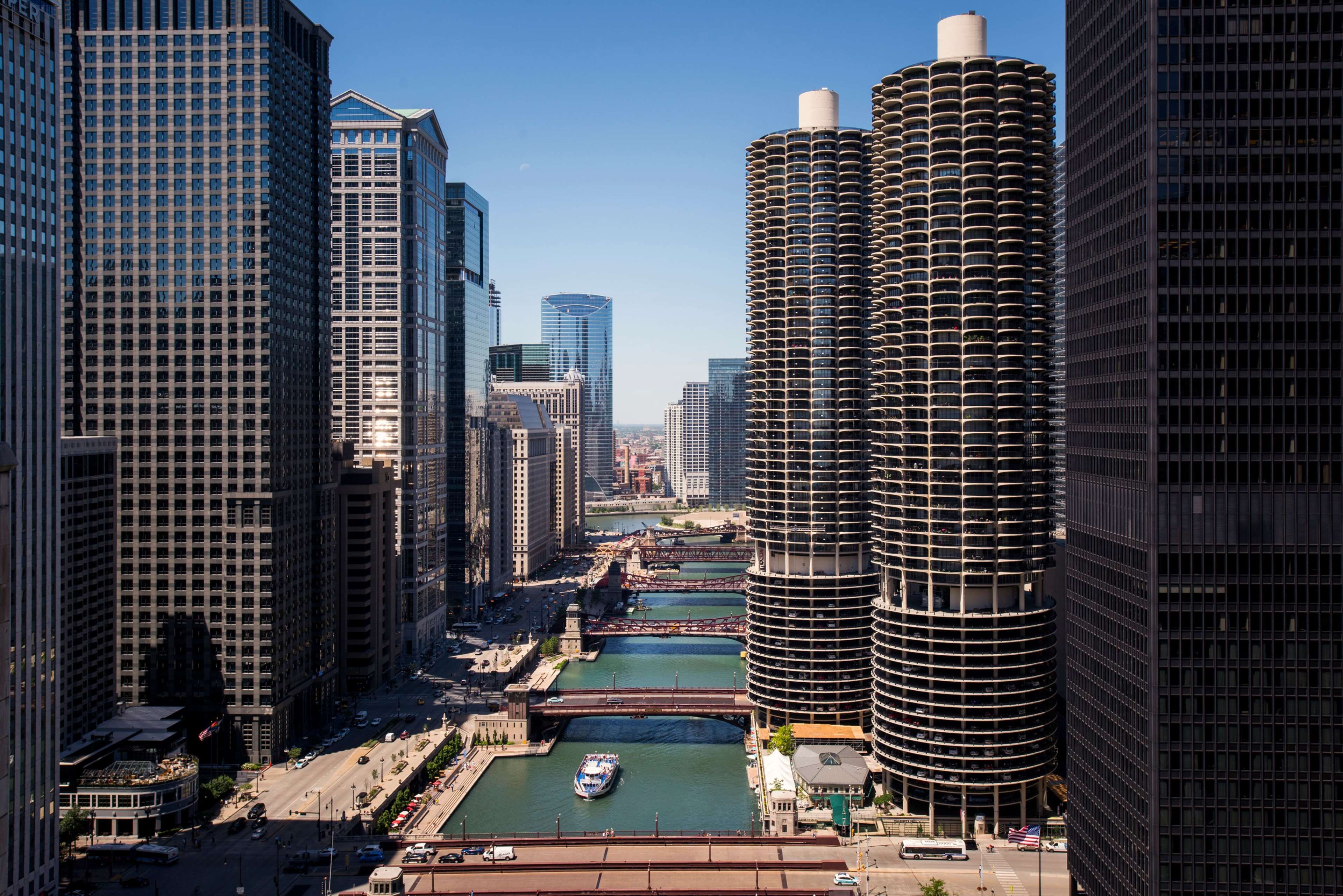 Une vue urbaine avec des immeubles modernes de grande hauteur, une rivière et un pont.