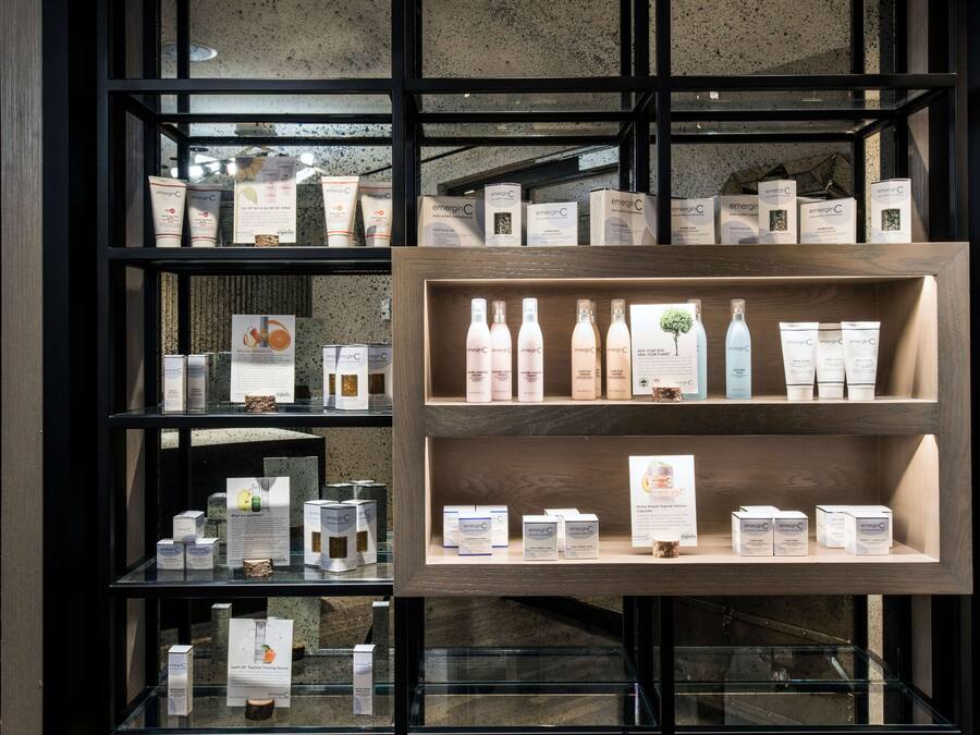 Une présentation des produits EmergenC dans un magasin, avec plusieurs étagères.