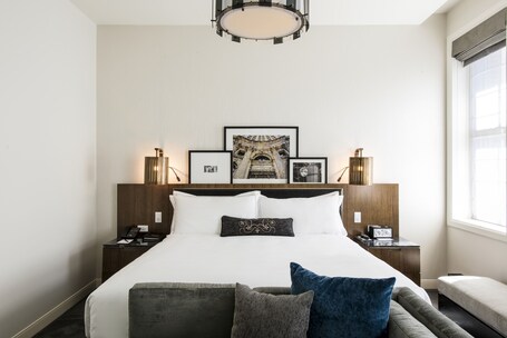 LondonHouse Chicago, Curio Collection by Hilton - Image 78