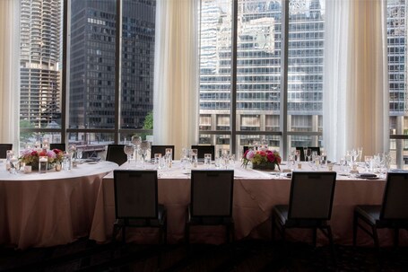 LondonHouse Chicago, Curio Collection by Hilton - Image 15
