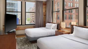 Suite, 2 camere da letto, non fumatori, vista città | Una cassaforte in camera, una scrivania, tende oscuranti