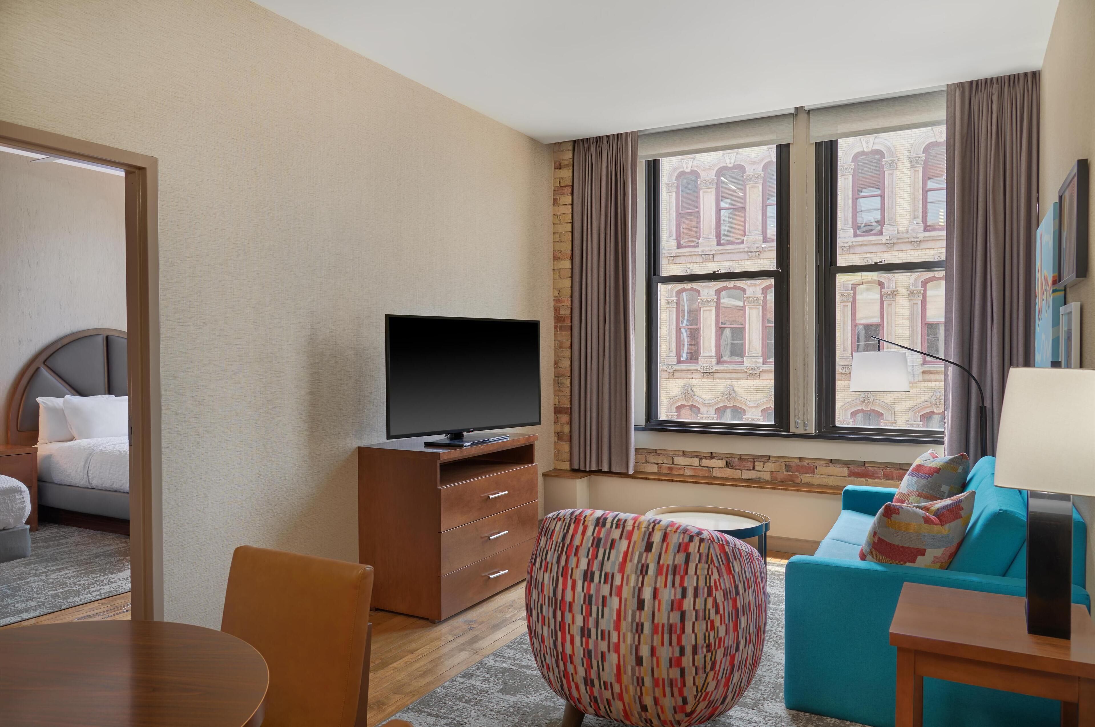 suite, 1 king bed, non smoking, city view | living area | 39-inch flat-screen tv with satellite channels, tv