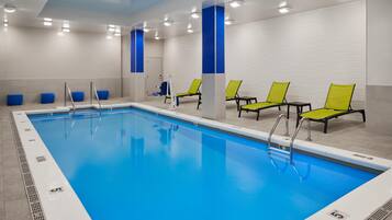 Indoor pool, sun loungers
