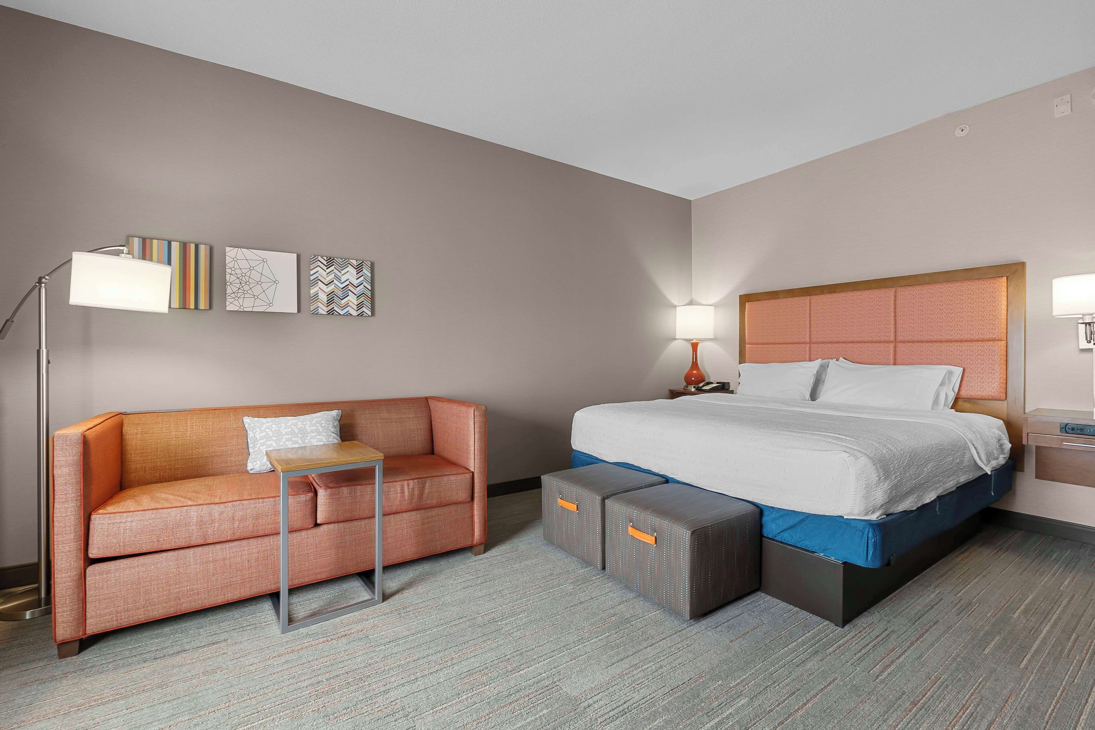 客房, 1 张特大床和 1 张沙发床, 无烟房, 冰箱和微波炉 | 起居区 | 37-英寸纯平电视（配备有线频道）、电视、收费电影