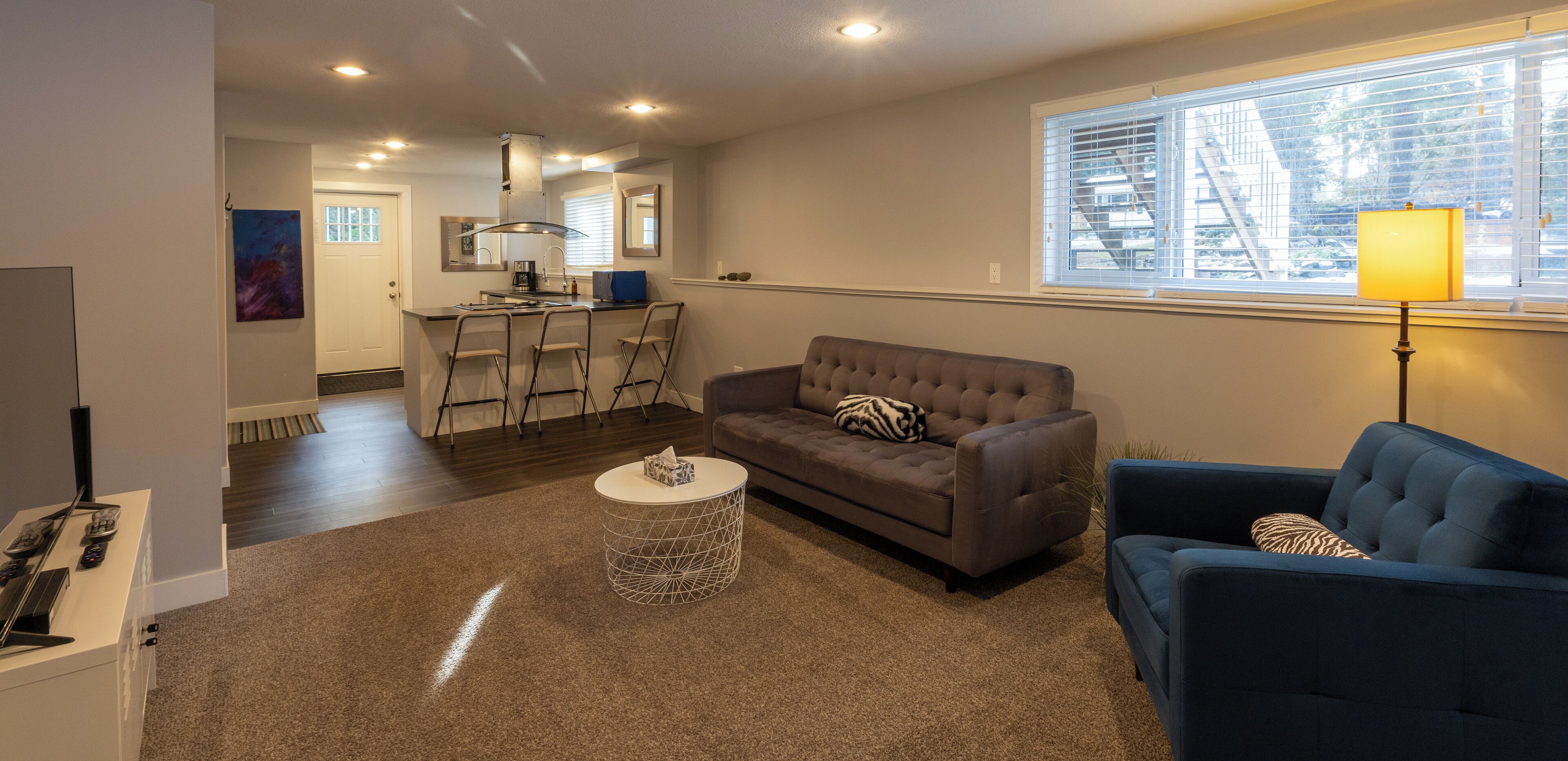 Suite, 1 soverom, kjøkken (Obsidian Suite) | Oppholdsområde | En 40-tommers smart-TV med kabel-kanaler