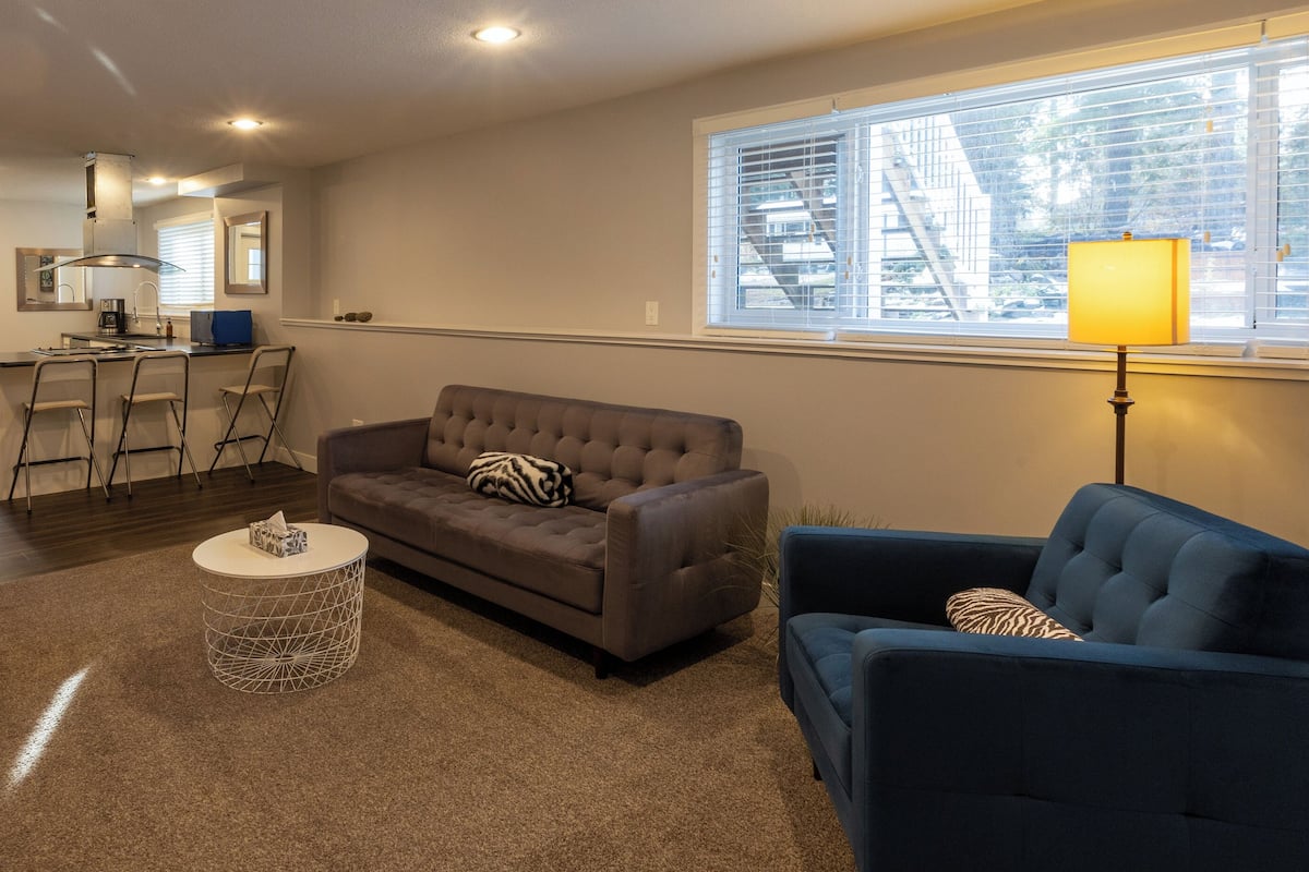 Suite, 1 soverom, kjøkken (Obsidian Suite) | Oppholdsområde | En 40-tommers smart-TV med kabel-kanaler