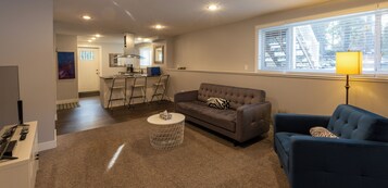 Stoneshire Obsidian 1 Bedroom | Living area | 40-inch Smart TV with cable channels
