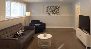 Suite, 1 habitación, cocina (Obsidian Suite) | Zona de estar | Smart TV de 40 pulgadas con canales por cable