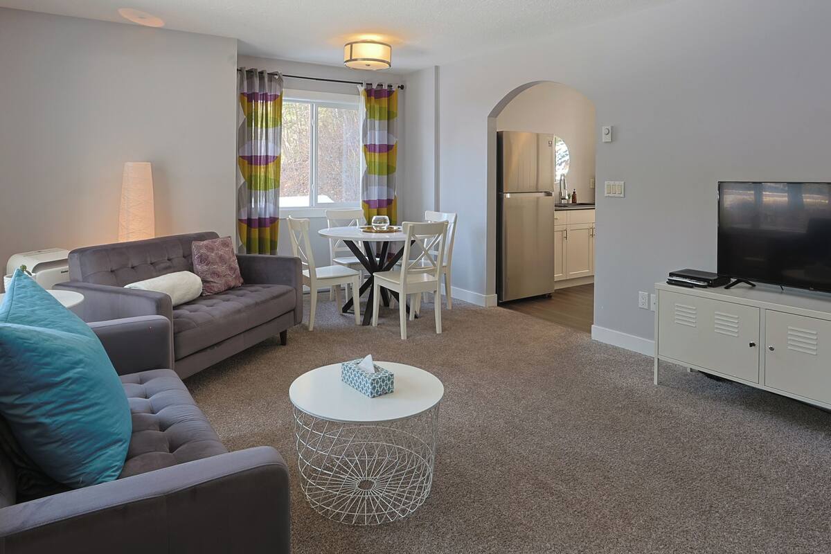 Suite – classic, 2 soverom, kjøkken, hageutsikt (Main Floor) | Oppholdsområde | En 40-tommers smart-TV med kabel-kanaler
