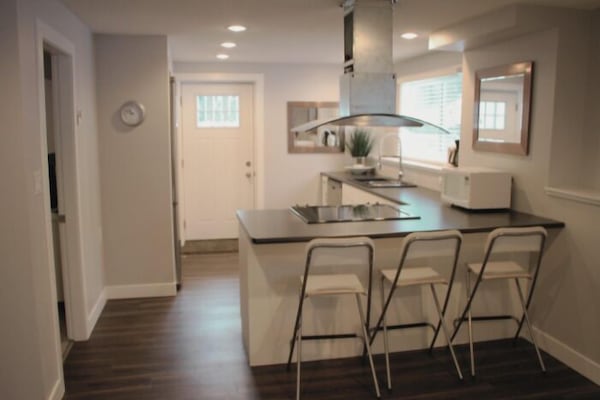 Stoneshire Obsidian 1 Bedroom | Private kitchen | Fridge, microwave, oven, stovetop