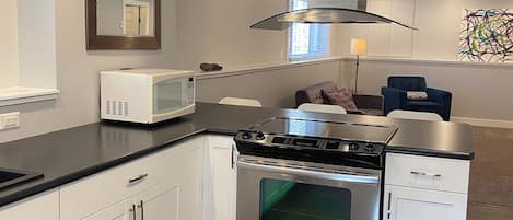 Stoneshire Obsidian 1 Bedroom | Private kitchen | Fridge, microwave, oven, stovetop