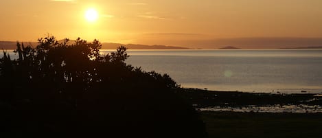 En la playa, arena blanca, sillas reclinables de playa, toallas de playa