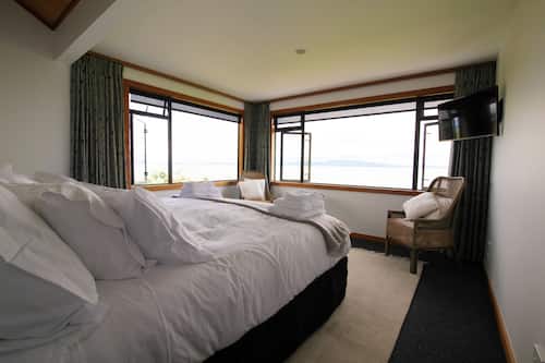 Tui Suite | Egyptian cotton sheets, premium bedding, down comforters, pillowtop beds