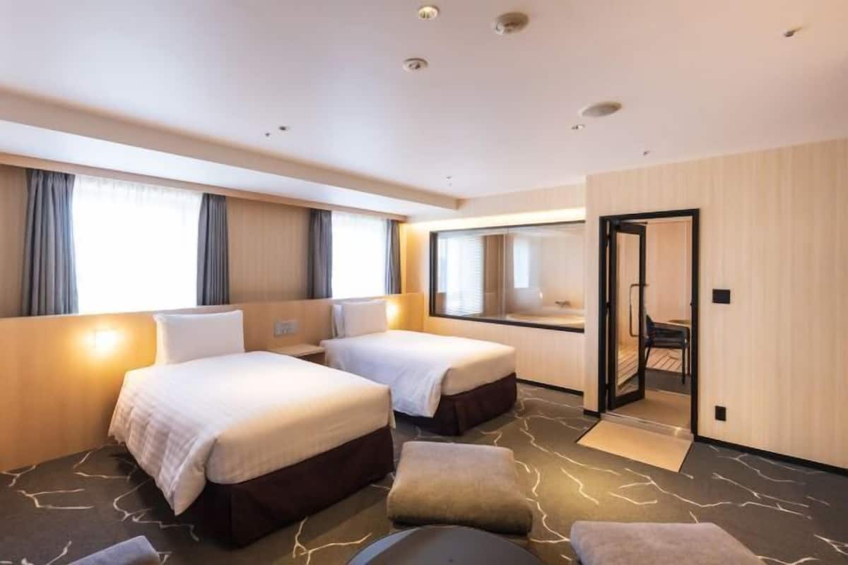 1 bedroom, premium bedding, down comforters, in-room safe