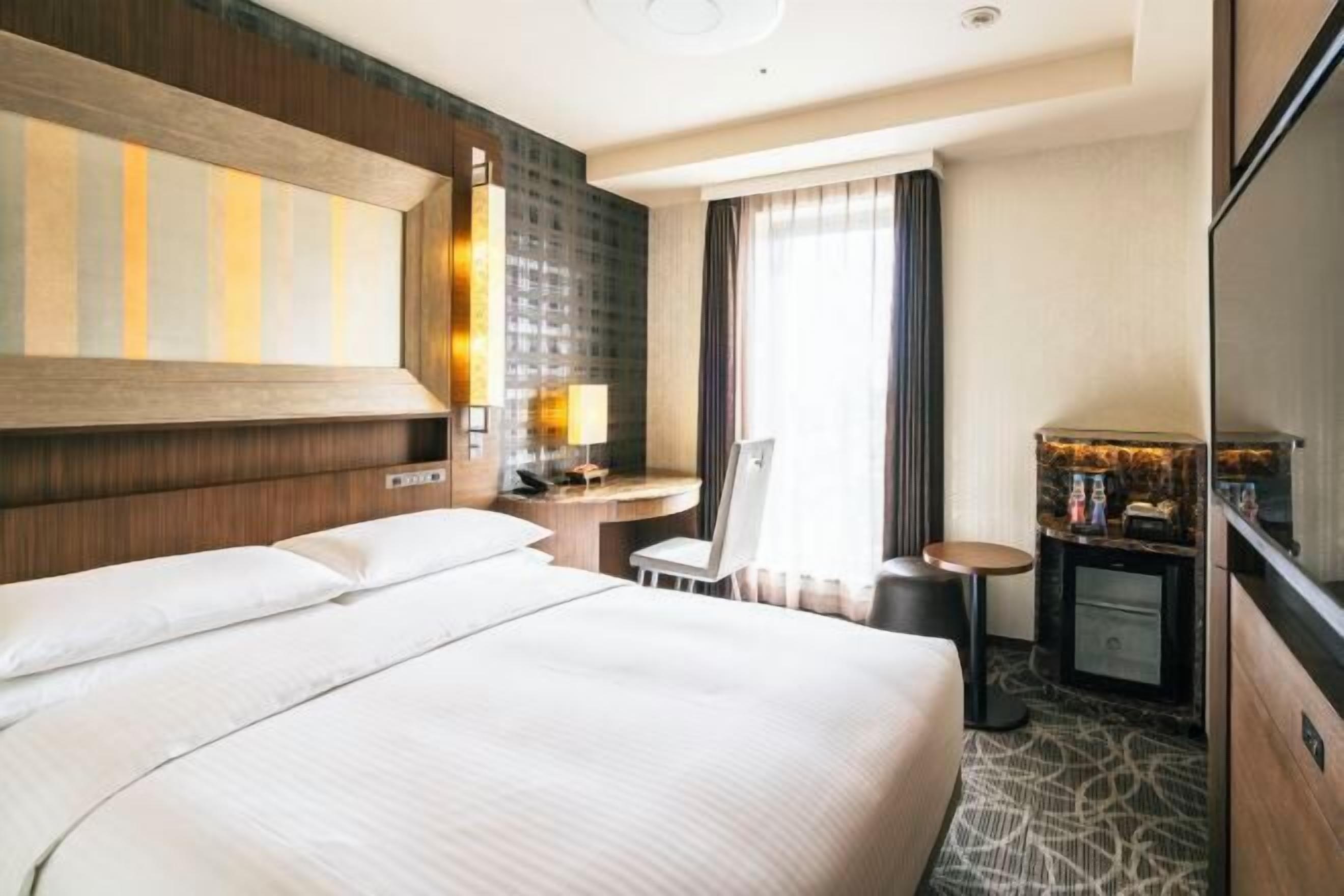 Sengetøy av topp kvalitet, dundyner, safe på rommet og blendingsgardiner