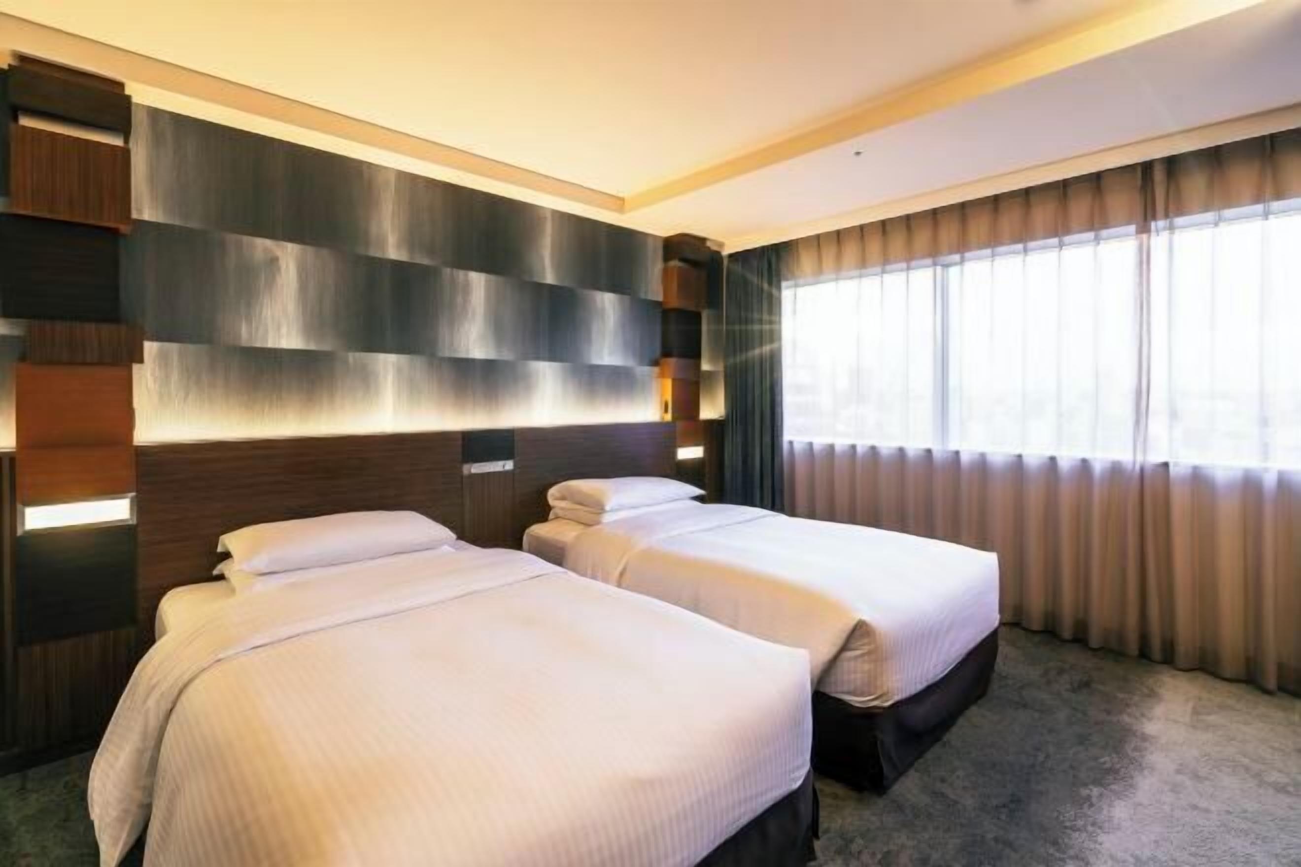 Sengetøy av topp kvalitet, dundyner, safe på rommet og blendingsgardiner