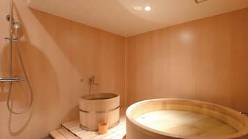 Douche, articles de toilette gratuits, sĂšche-cheveux, chaussons