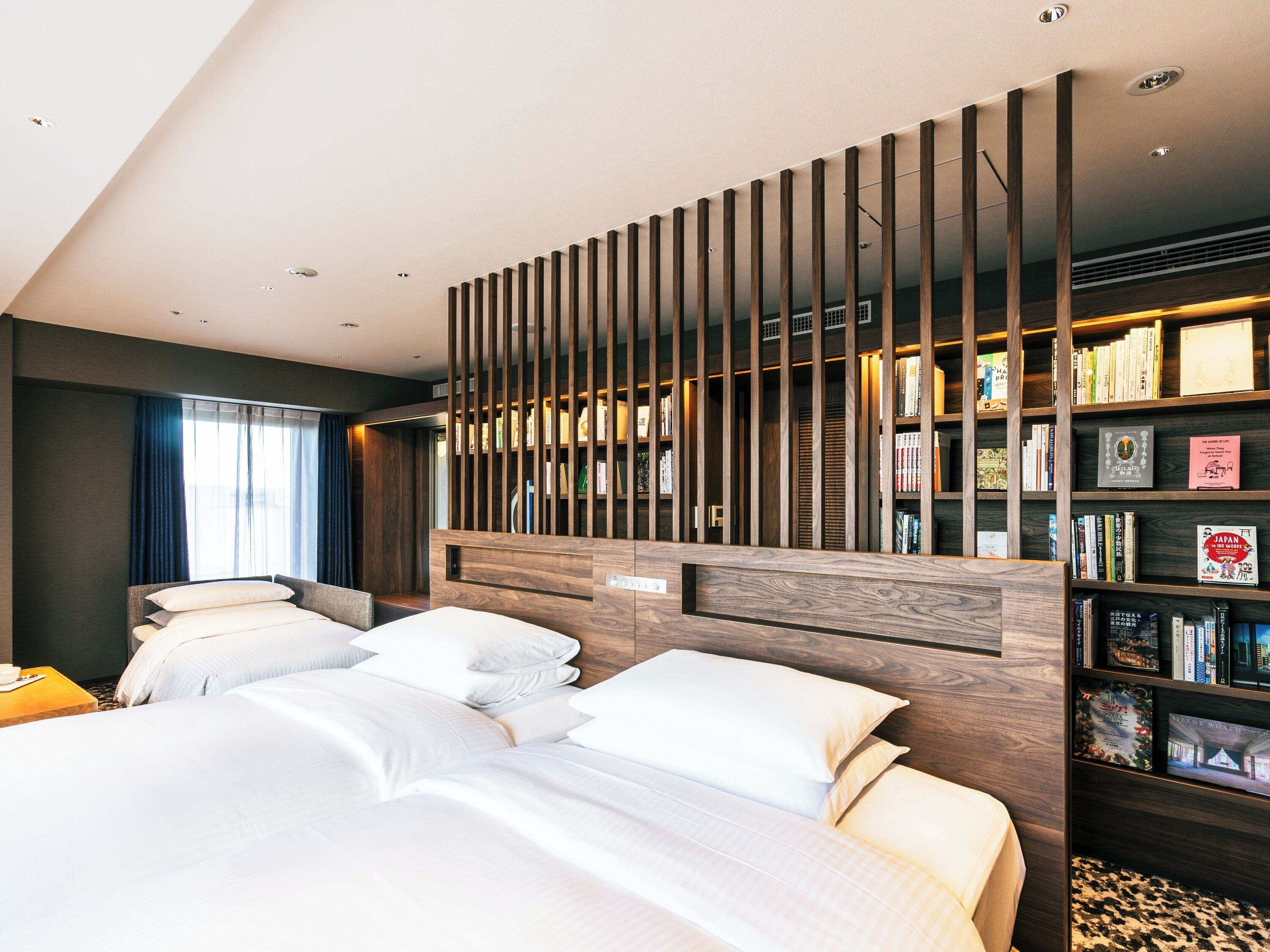 The Royal Book Room [No Smoking] Extra beds will be provided depends on the number of adults | Ropa de cama de alta calidad, edredones de plumas, caja fuerte