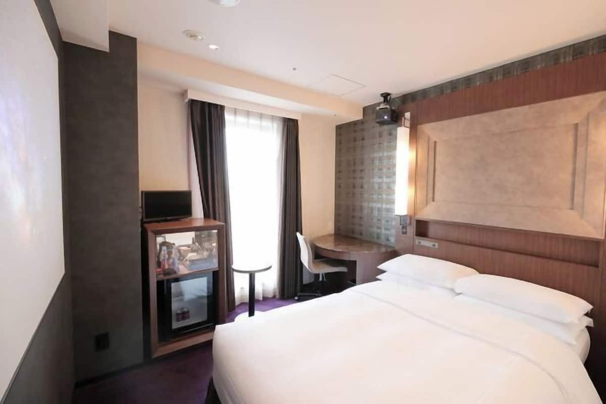 1 bedroom, premium bedding, down comforters, in-room safe