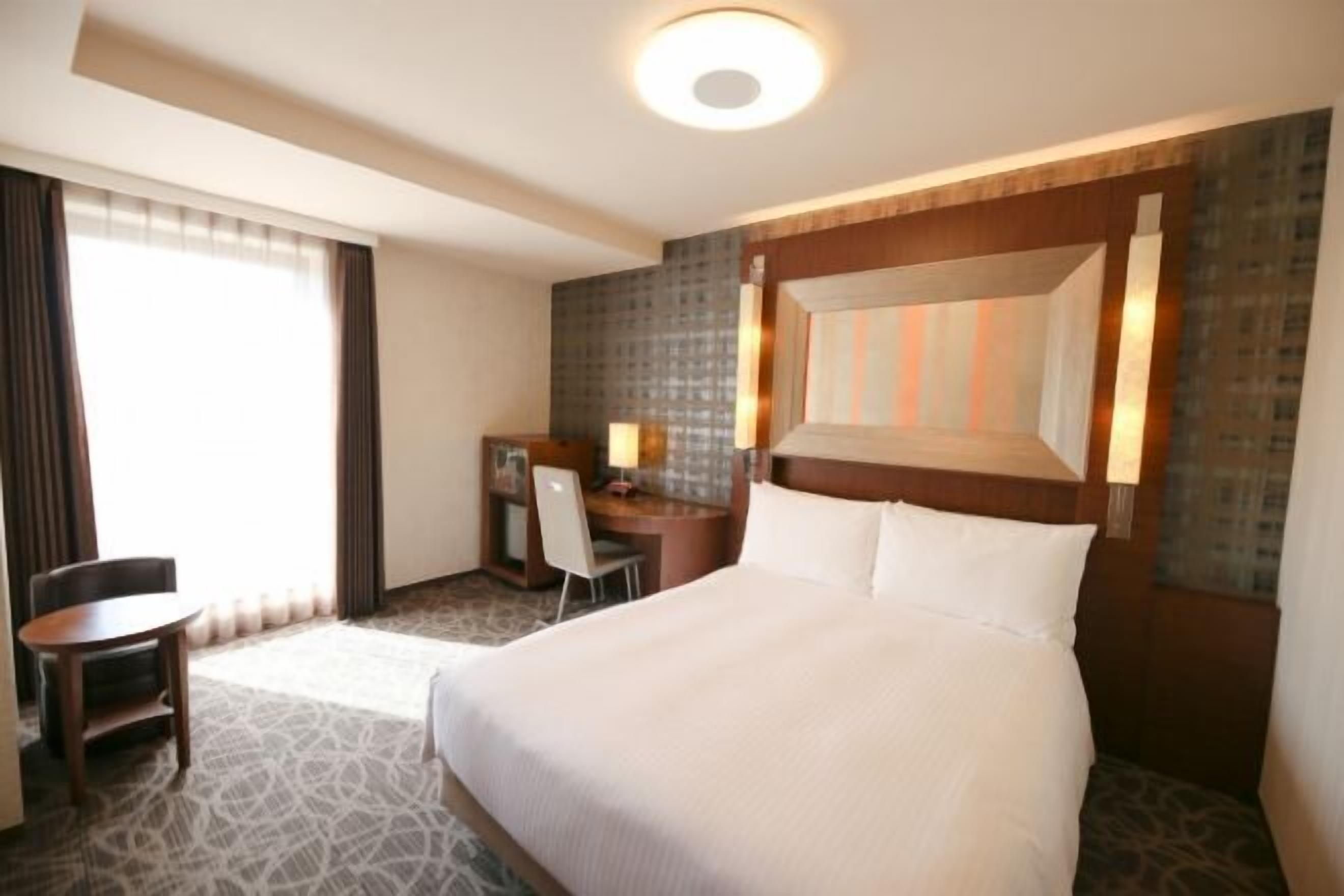 Premium bedding, down comforters, in-room safe, blackout drapes