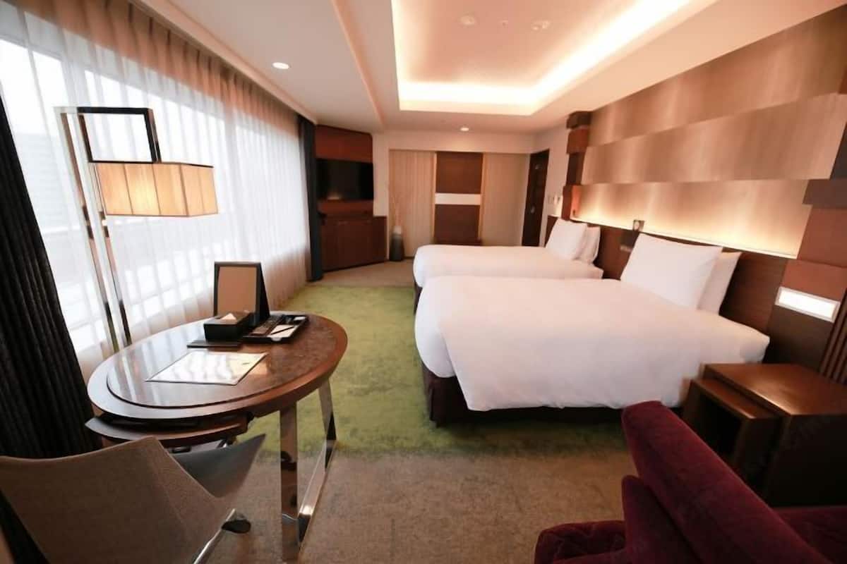 1 bedroom, premium bedding, down comforters, in-room safe