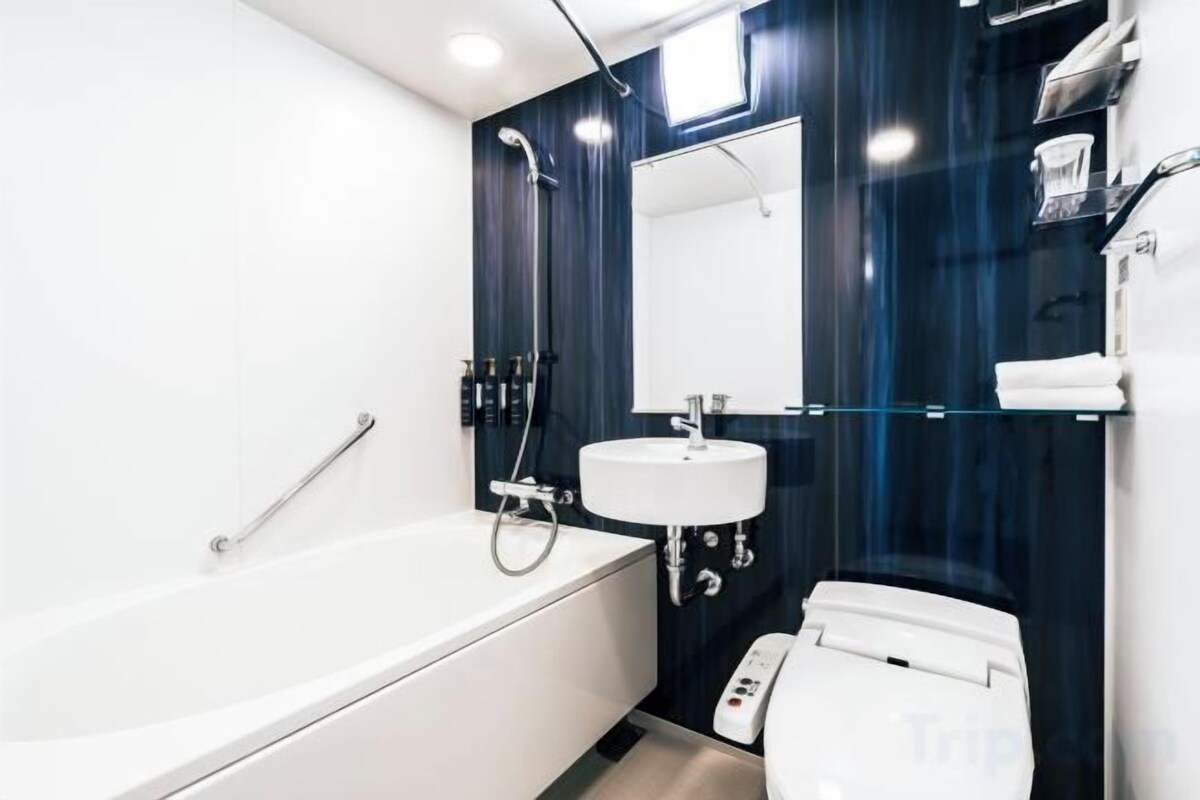 Douche, articles de toilette gratuits, sèche-cheveux, chaussons