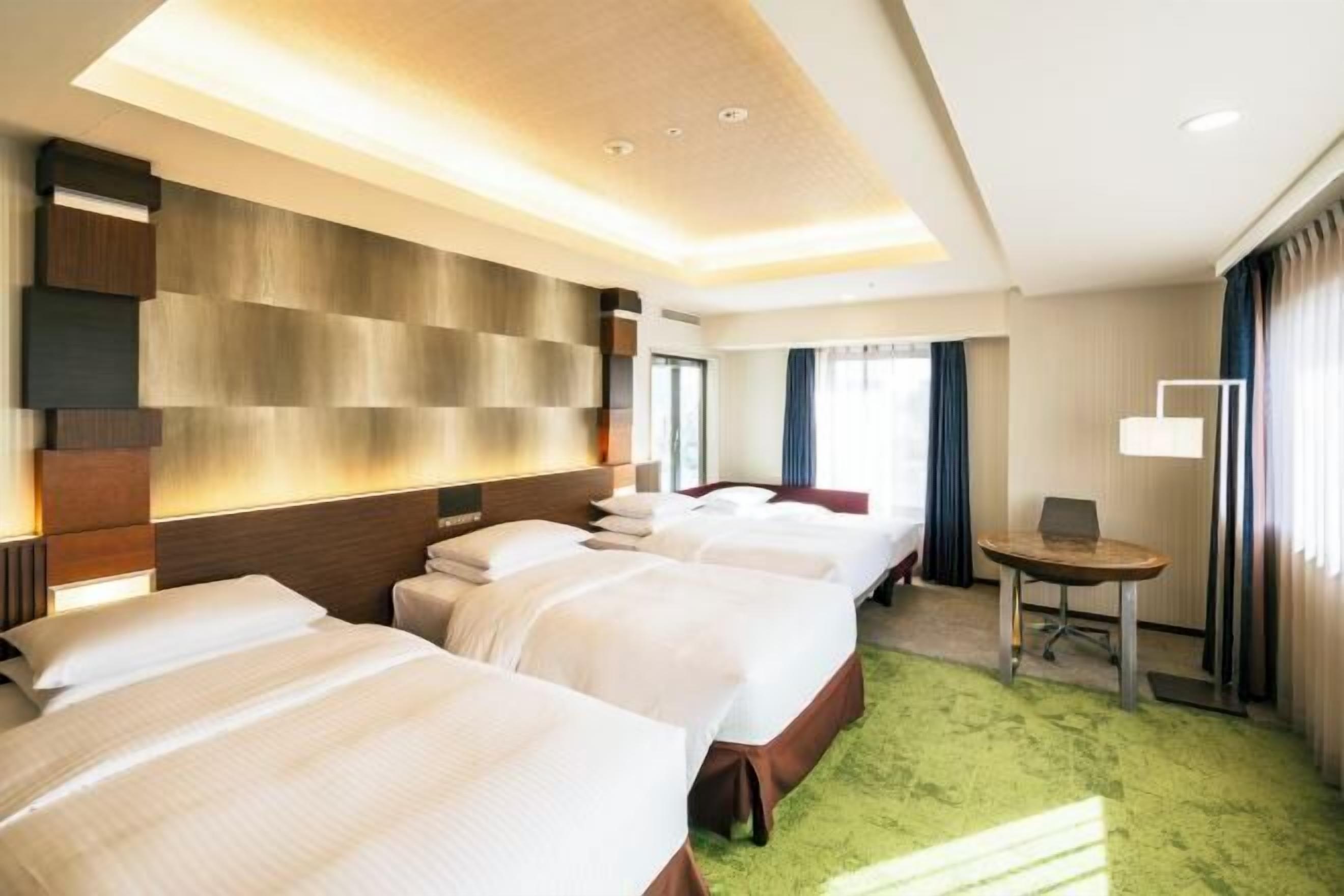 Sengetøy av topp kvalitet, dundyner, safe på rommet og blendingsgardiner