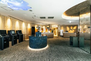 Hotellin aula, jossa on vastaanottotiski, Sizzler-ravintola ja spa-alue.
