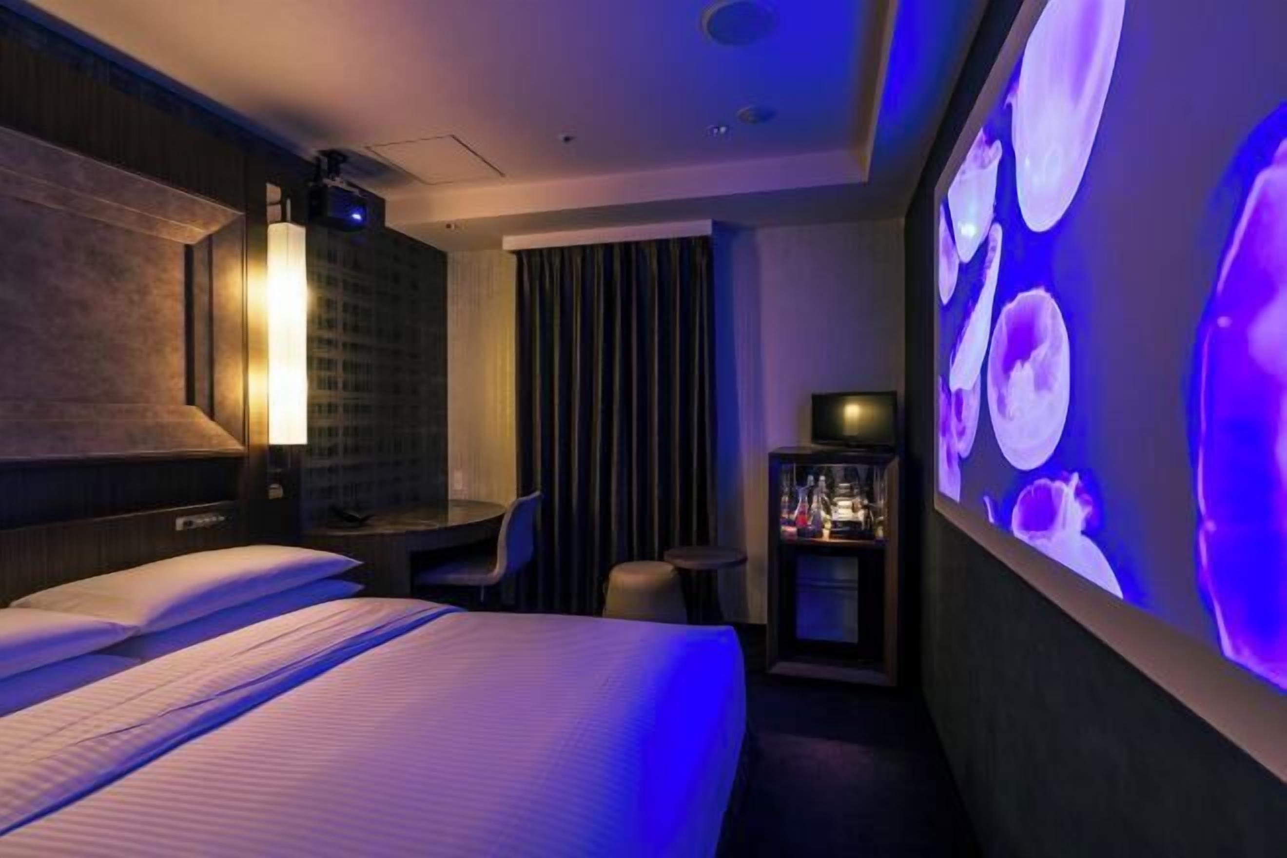 Sengetøy av topp kvalitet, dundyner, safe på rommet og blendingsgardiner