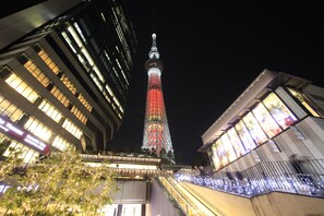 施設の正面 (日没後)