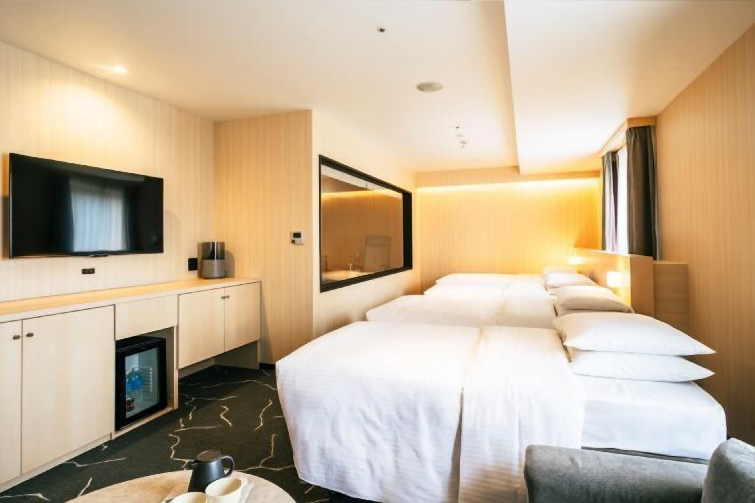 Sengetøy av topp kvalitet, dundyner, safe på rommet og blendingsgardiner