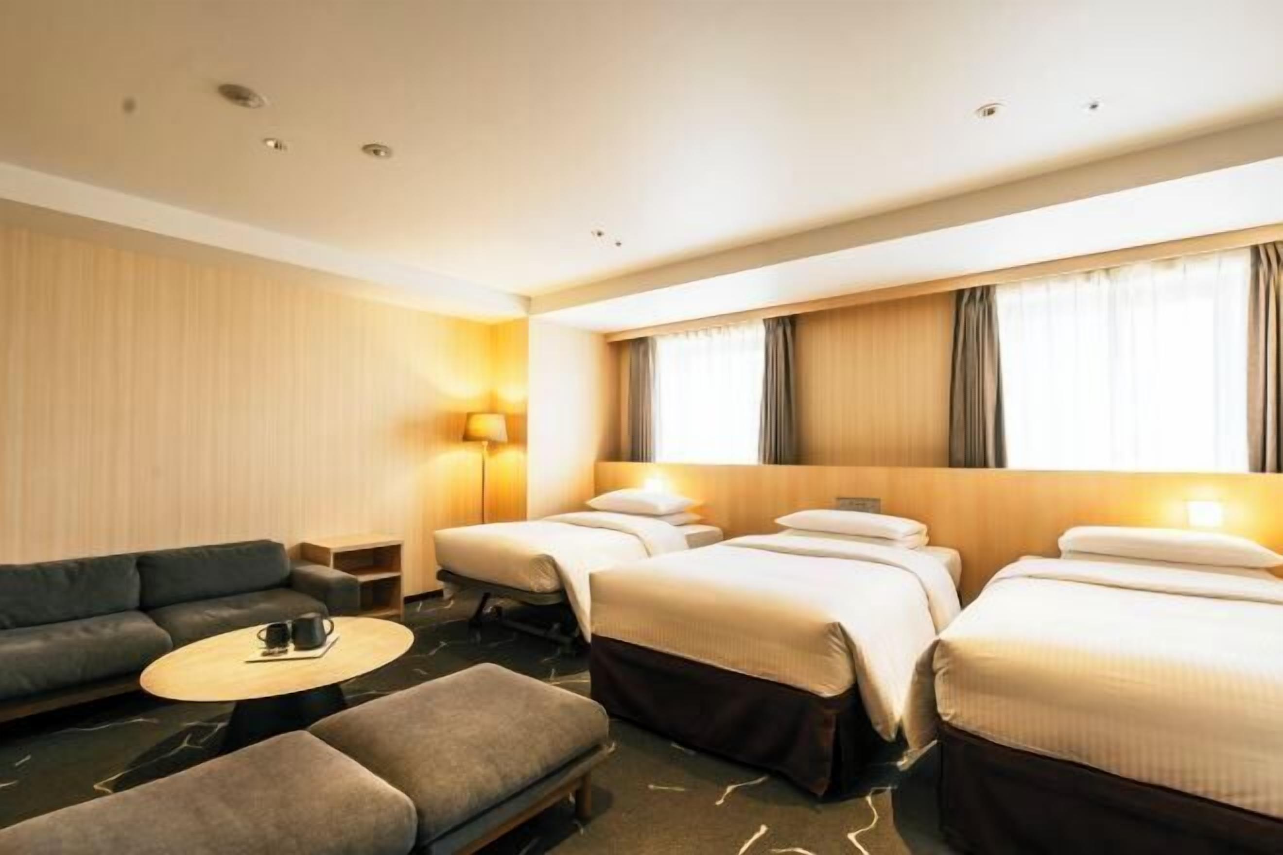 Sengetøy av topp kvalitet, dundyner, safe på rommet og blendingsgardiner