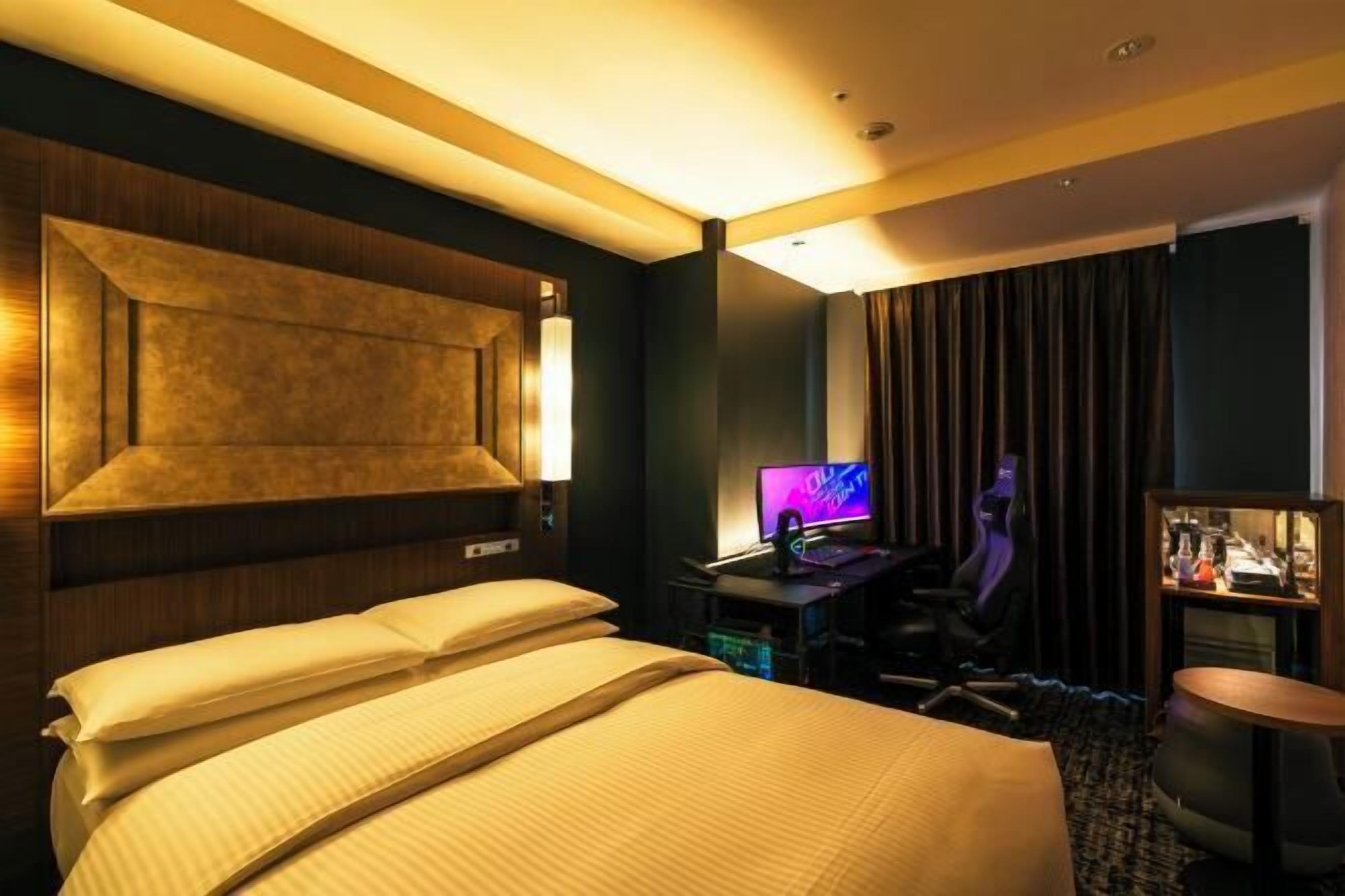 Sengetøy av topp kvalitet, dundyner, safe på rommet og blendingsgardiner