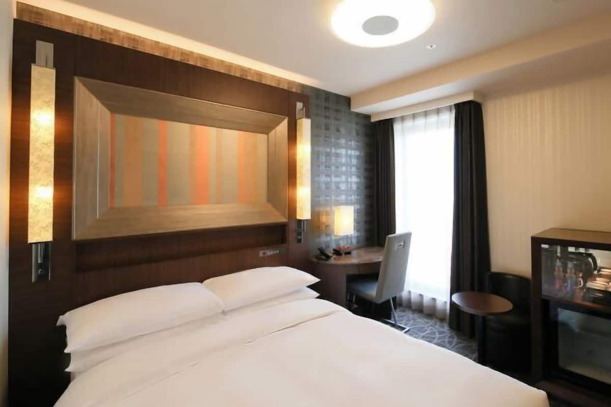 1 bedroom, premium bedding, down comforters, in-room safe