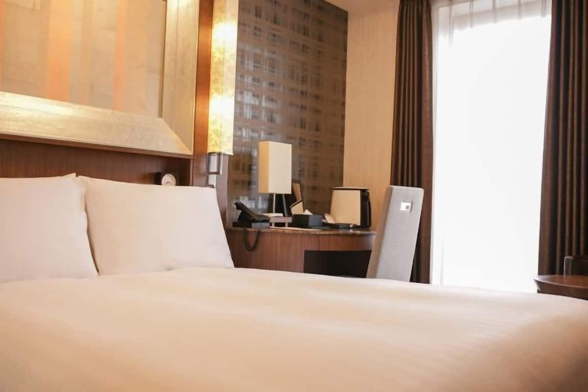 1 bedroom, premium bedding, down comforters, in-room safe