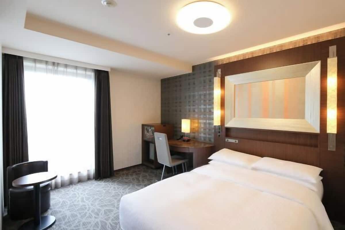 1 bedroom, premium bedding, down comforters, in-room safe