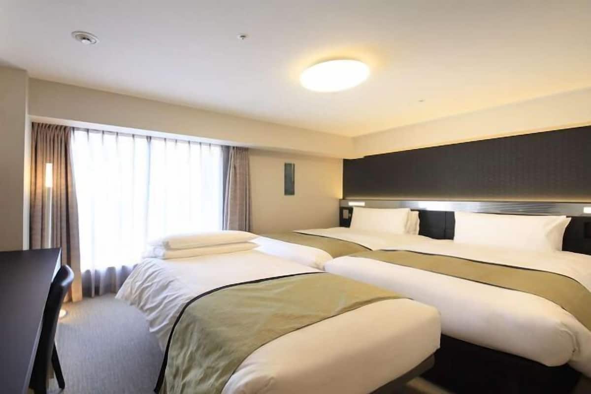 Luxe beddengoed, donsdekens, een kluis op de kamer, een bureau