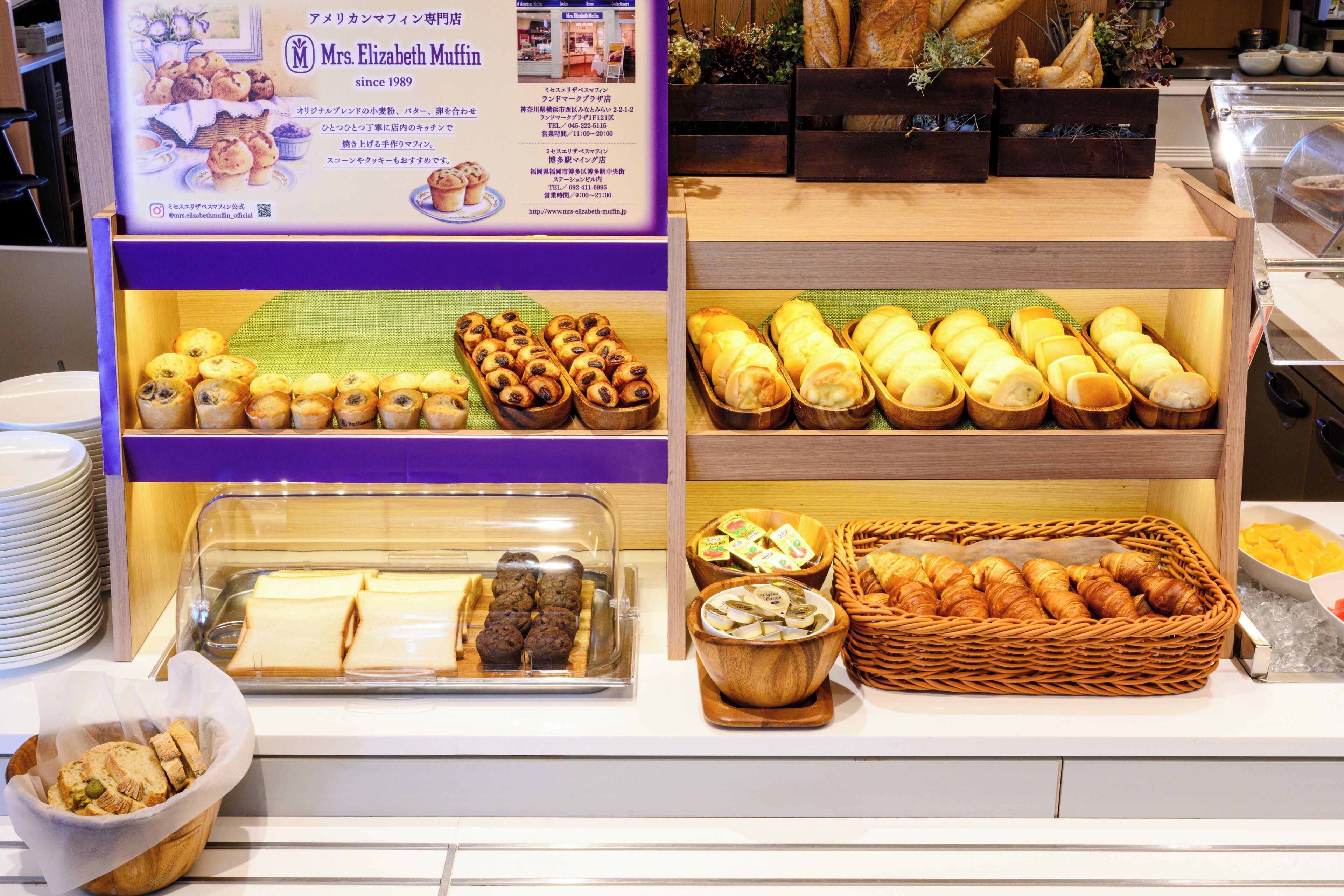 Una vitrina de pastelería con diversas opciones de panadería.