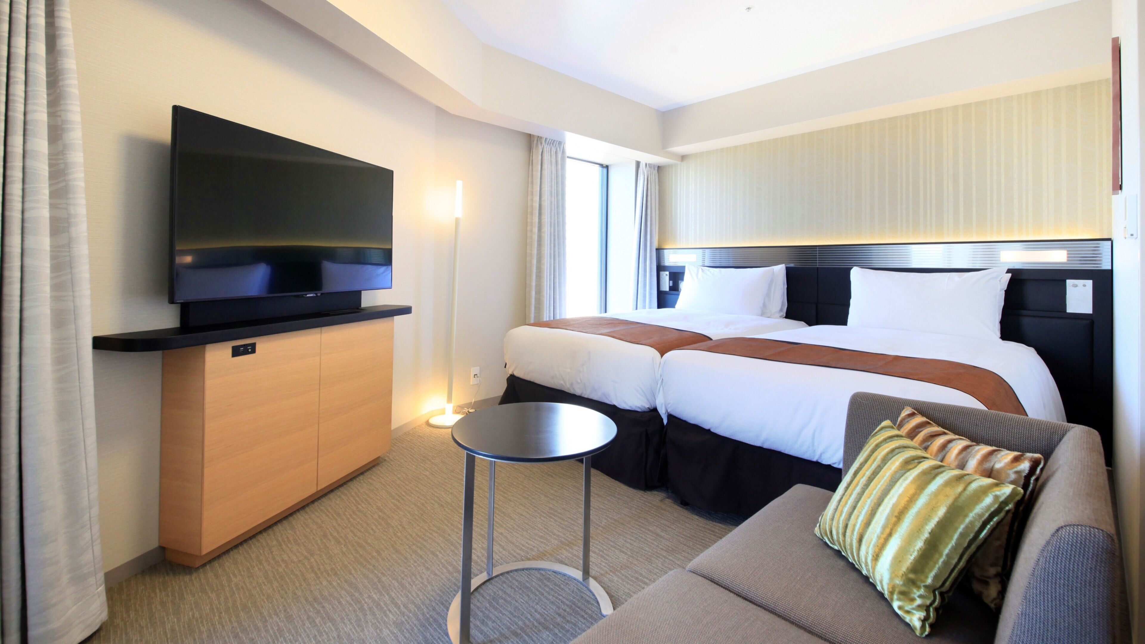 Peralatan tempat tidur premium, gebar bulu kapas, peti besi dalam bilik 