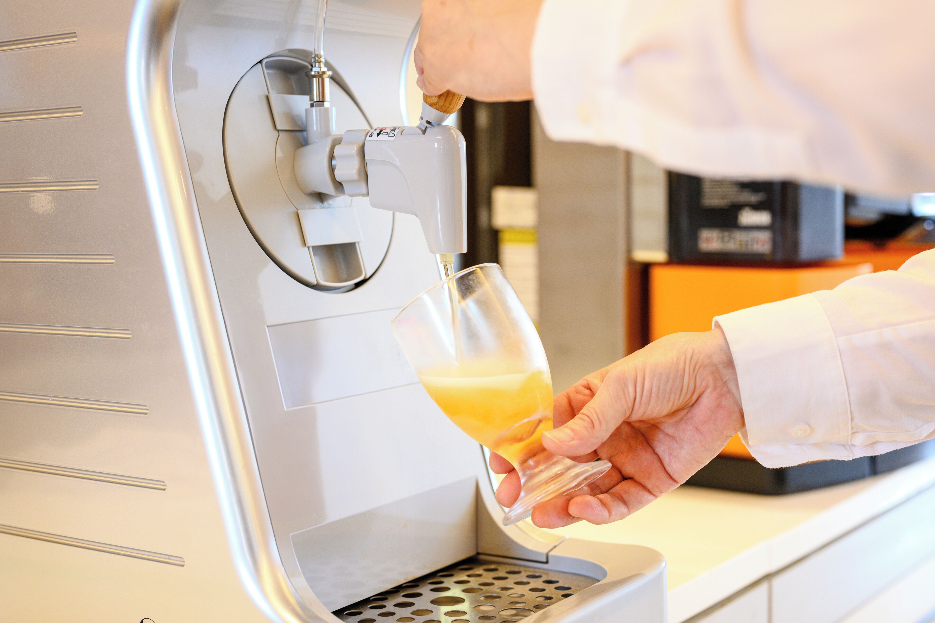 Une personne qui verse une boisson à partir d’une machine.