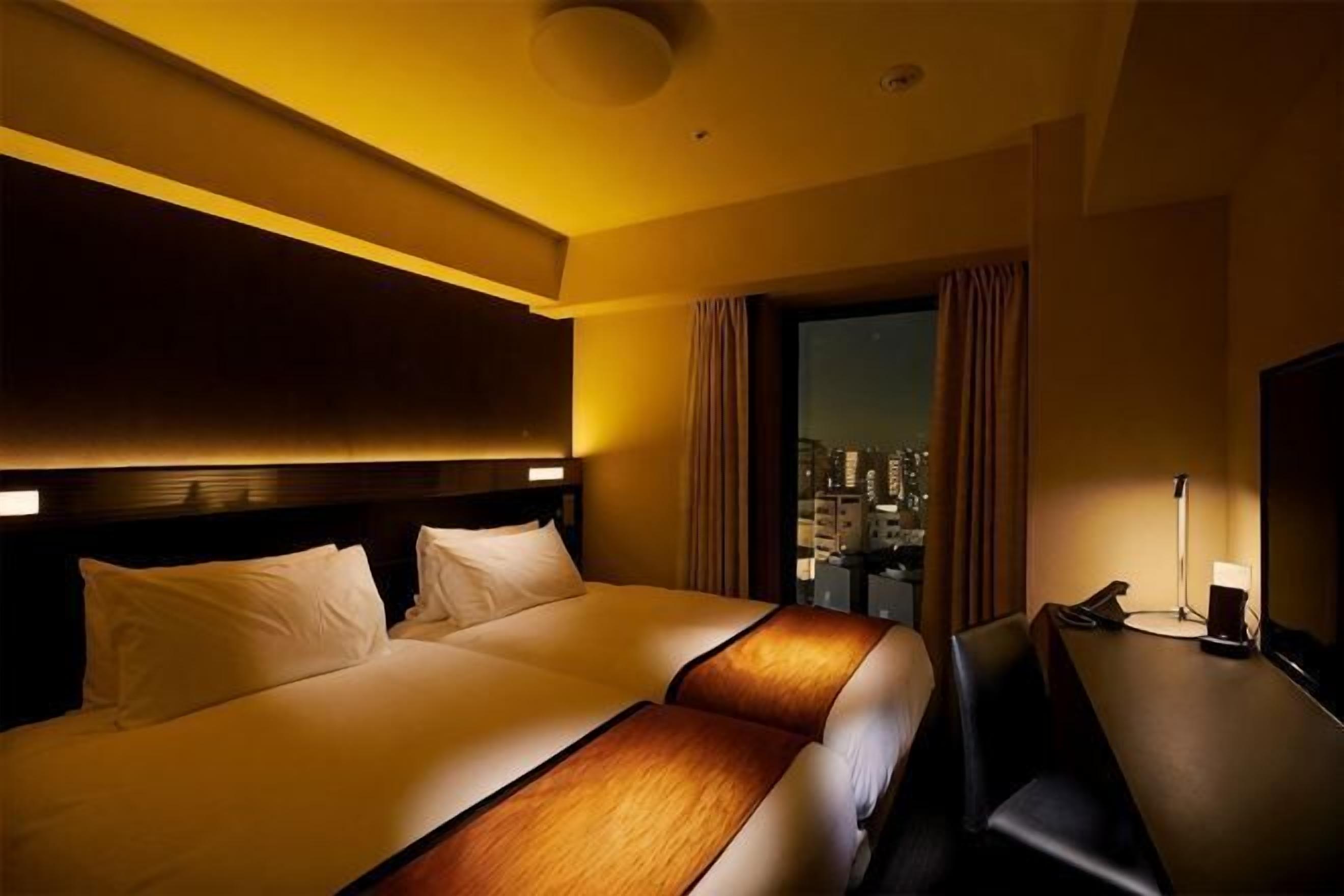 Premium bedding, down comforters, in-room safe, desk