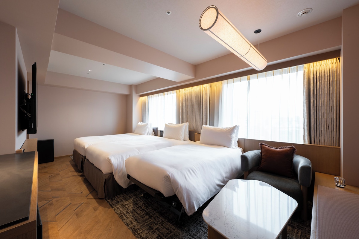 Habitación triple Deluxe, vista a la ciudad (Corner Triple Room) | Ropa de cama de alta calidad y edredón 