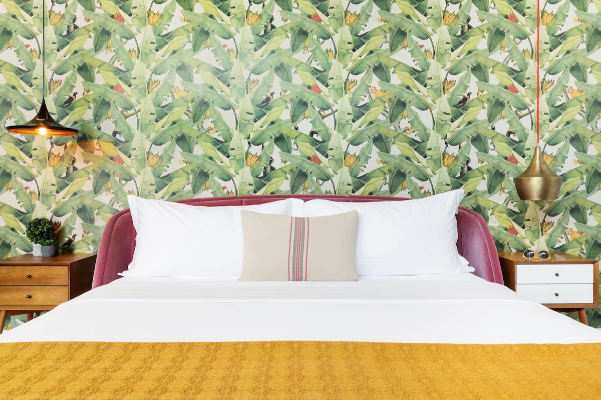 Studio, 1 King Bed, Accessible (Accessible Studio with Roll-In Shower) | Egyptian cotton sheets, premium bedding, pillow-top beds, minibar