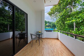 高级双人房, 1 张特大床 | 客房内保险箱、办公桌、笔记本电脑工作区、免费 WiFi