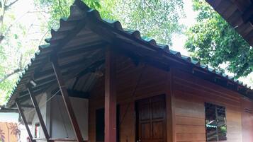 Family Bungalow | 1 bedroom, in-room safe, desk, laptop workspace