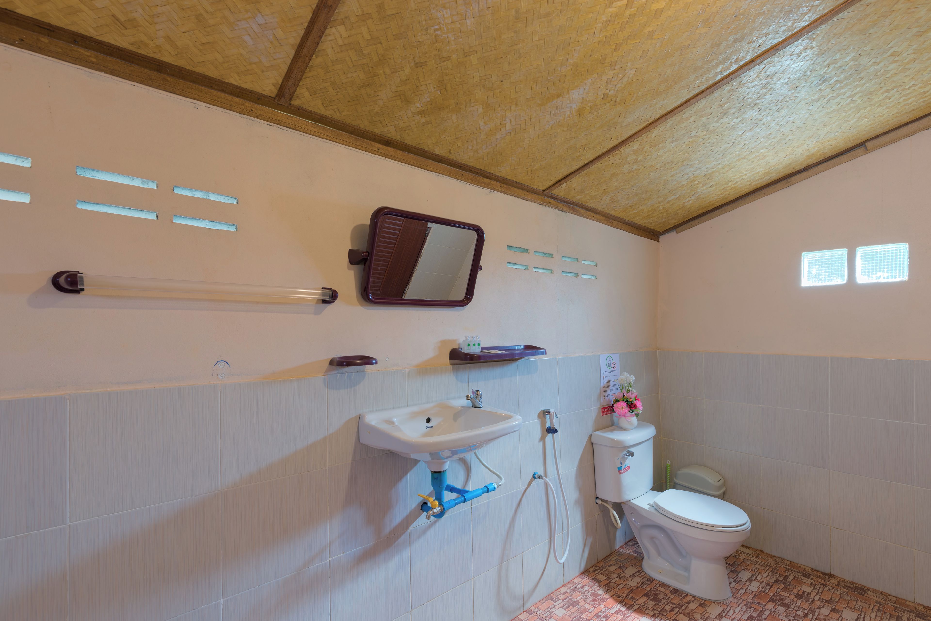 Un baño con inodoro, lavamanos y ducha.