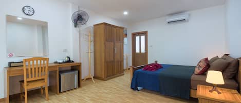 1 habitación, caja de seguridad en la habitación y escritorio